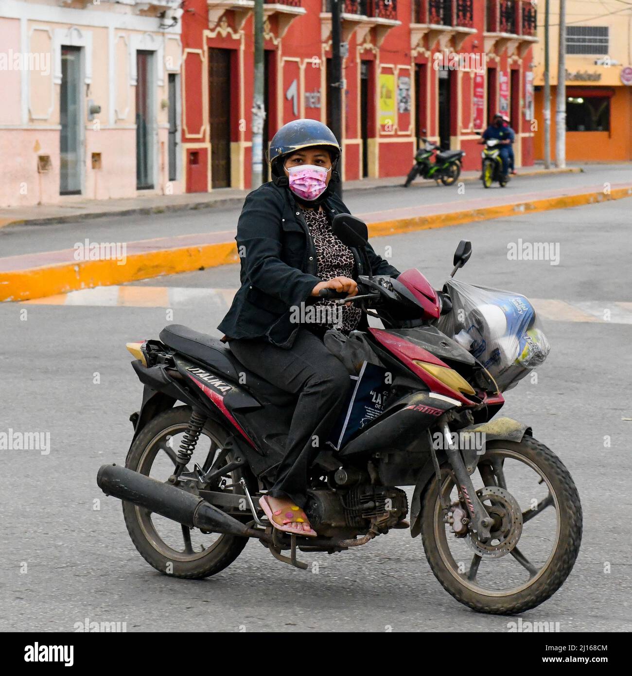 Mexikanische Frau auf einem Motorrad, Ticul, Yucatan, Mexiko Stockfoto