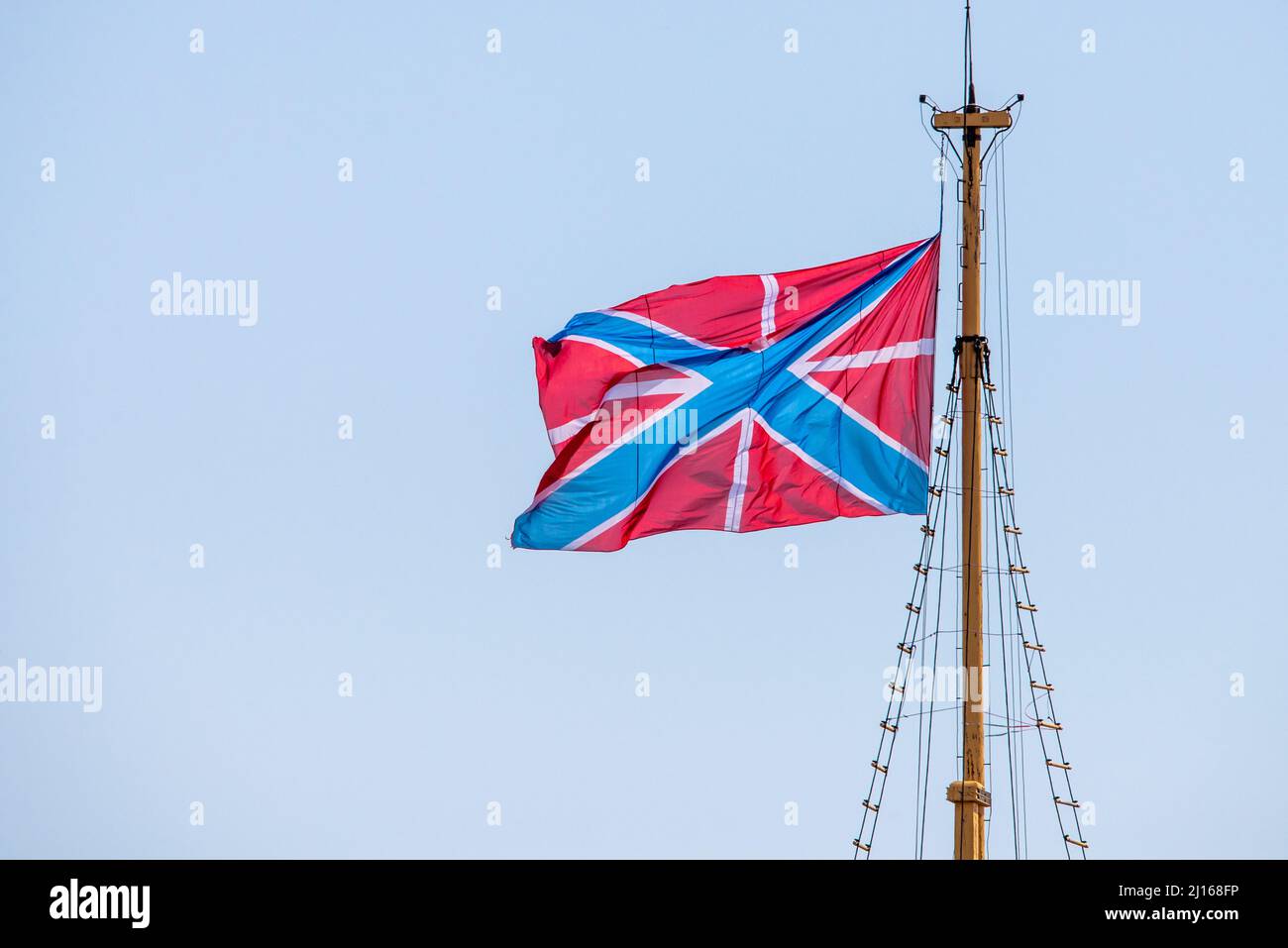 Jungs oder Bogenfahne des Schiffes und die Leibeigene Flagge Russlands. Flagge im Wind. Stockfoto