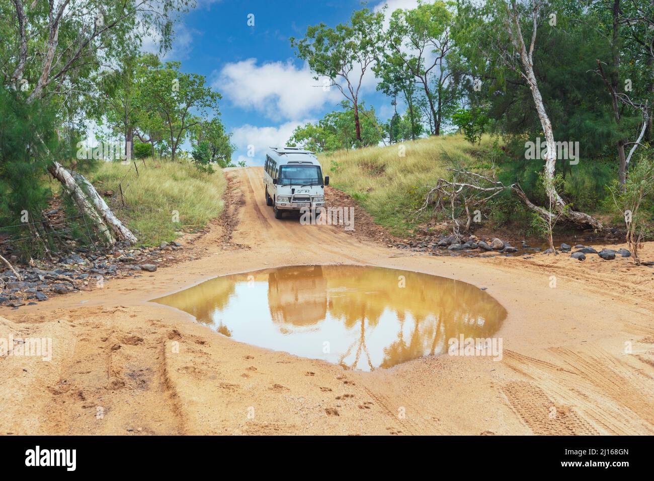 4WD Toyota Coaster Reisemobil auf einer sandigen Strecke im Gelände von Central Queensland, QLD, Australien Stockfoto
