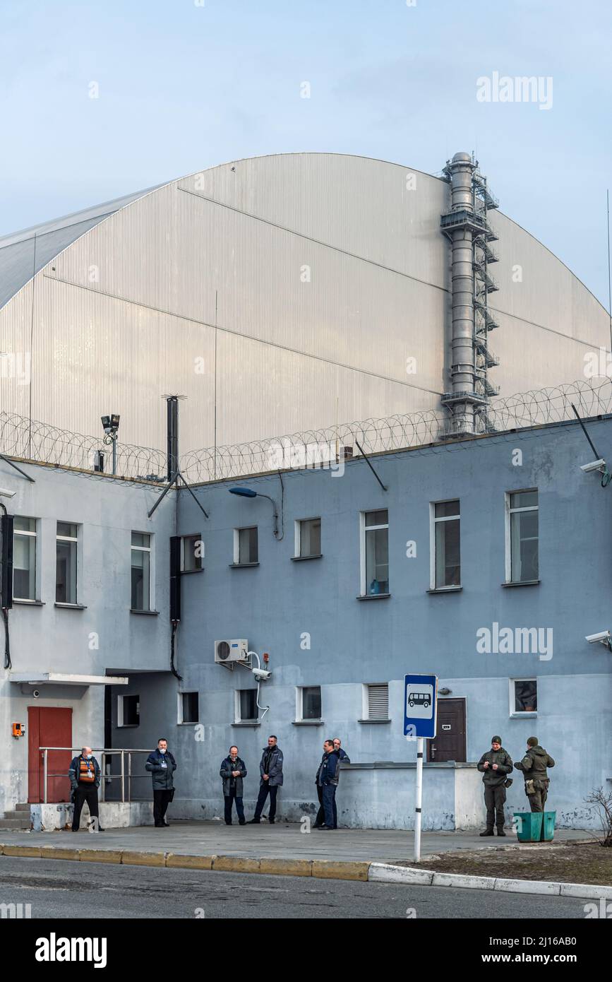 Mitarbeiter warten auf den Bus vor dem Reaktor Nr. 4, der in Tschernobyl explodierte. Sperrzone von Tschernobyl. Stockfoto