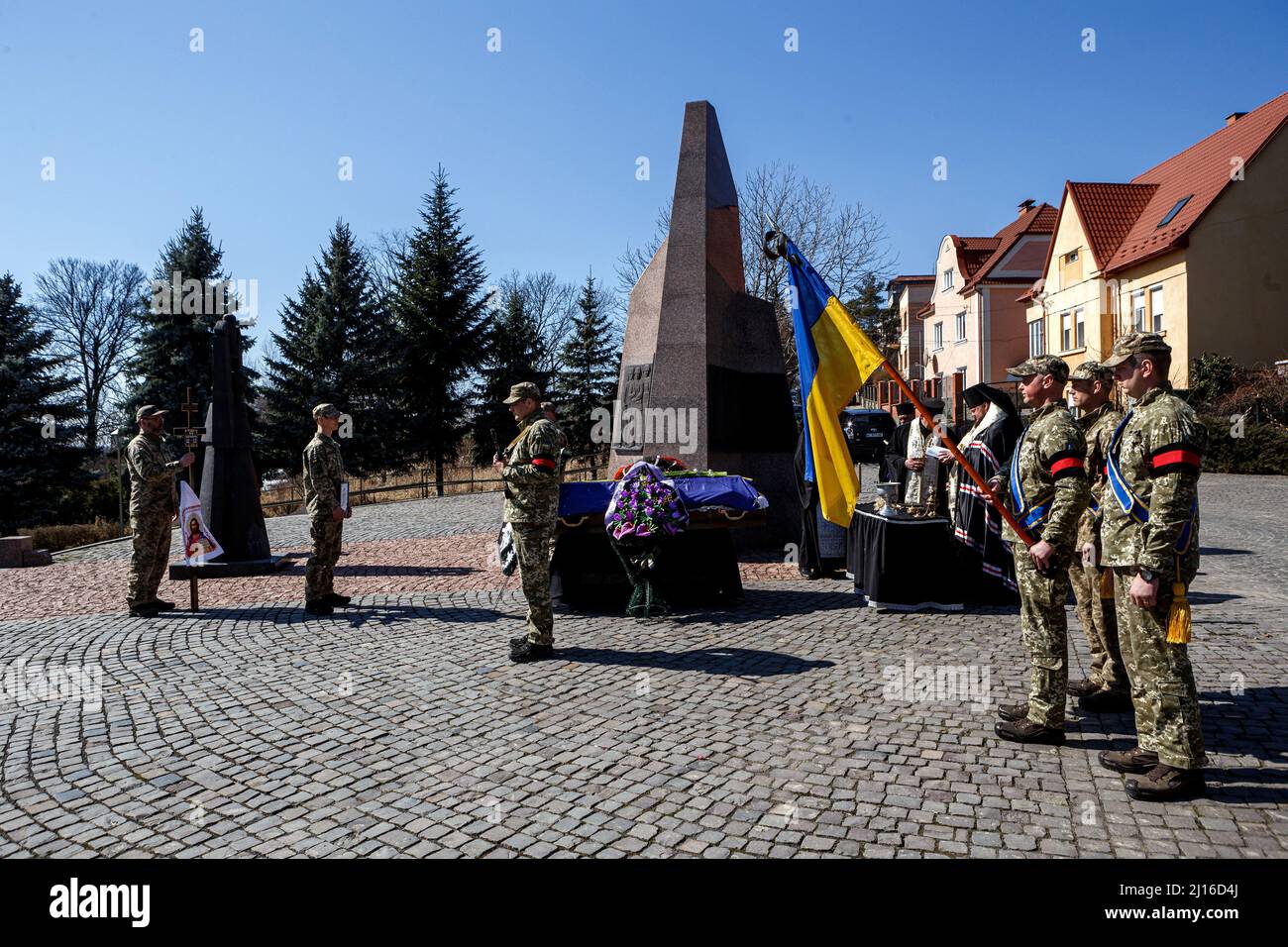 USCHHOROD, UKRAINE - 22. MÄRZ 2022 - das militärische Begräbnis des ukrainischen Marinesoldaten-Soldaten Shandor Kish, der am Februar in Otschakiv, Region Mykolaiv, starb Stockfoto