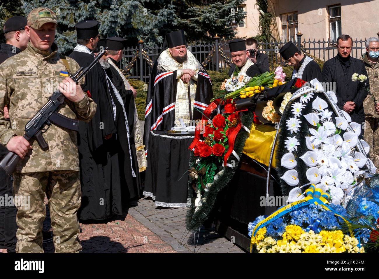 USCHHOROD, UKRAINE - 22. MÄRZ 2022 - Priester führen das militärische Begräbnis des ukrainischen Marinesoldaten-Soldaten Shandor Kish durch, der in Otschakiv, Mykolaiv Regi, starb Stockfoto