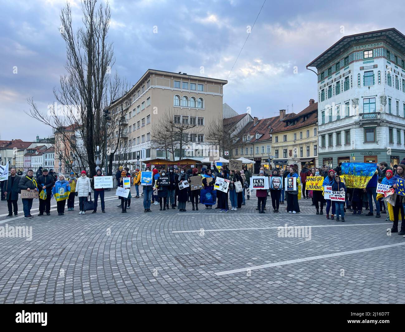 Protest gegen den Krieg in der Ukraine. Menschenmassen auf dem Platz mit Fahnen und Plakaten stoppen den Krieg, stoppen putin-Slogans für den Frieden. Friedliche Kundgebung von Stockfoto