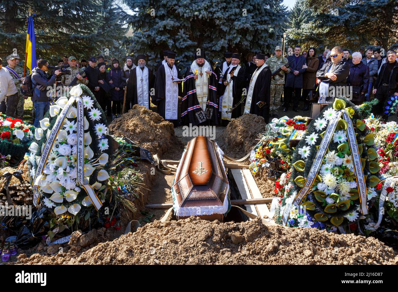 USCHHOROD, UKRAINE - 22. MÄRZ 2022 - Priester führen das militärische Begräbnis des ukrainischen Marinesoldaten-Soldaten Shandor Kish durch, der in Otschakiv, Mykolaiv Regi, starb Stockfoto