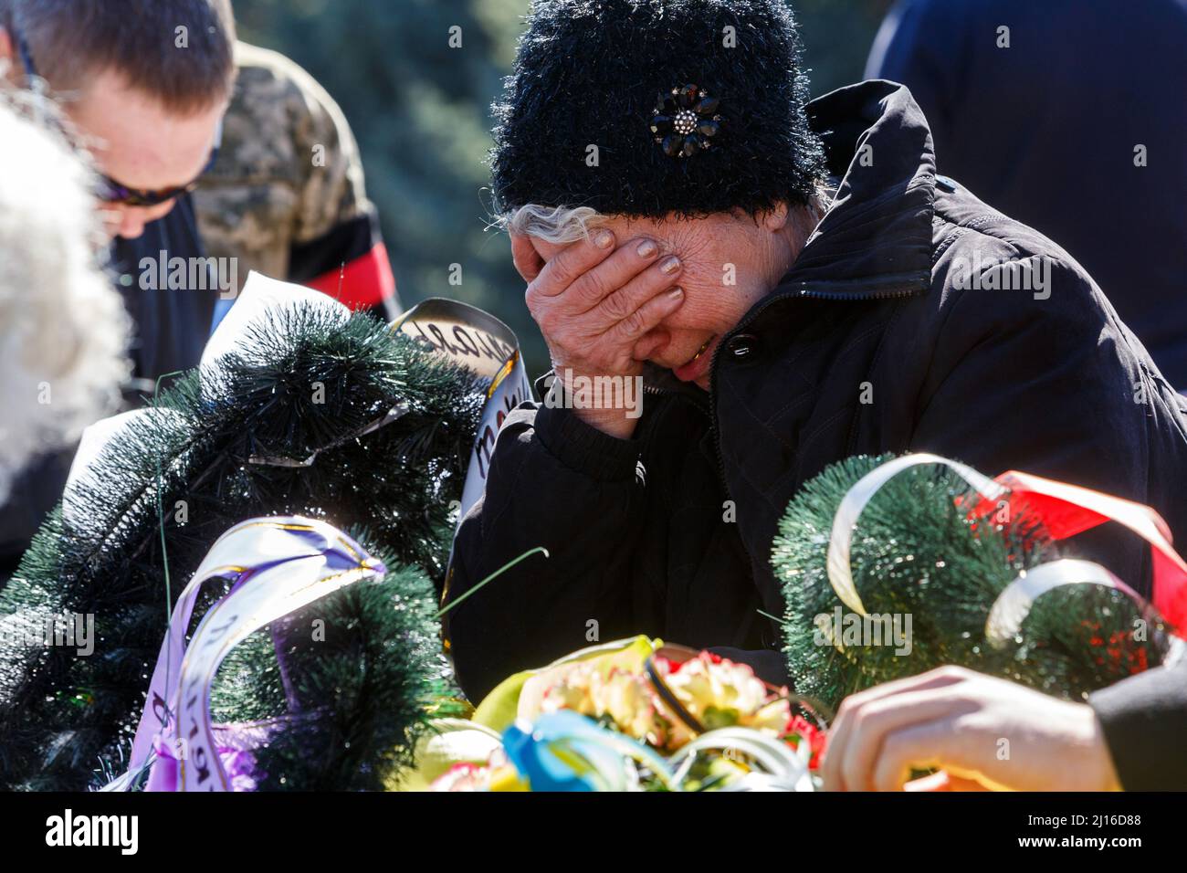 USCHHOROD, UKRAINE - 22. MÄRZ 2022 - Eine ältere Frau reagiert während der Beerdigung des Militärs des ukrainischen Marinesoldaten-Soldaten Shandor Kish, der in Otschakiv starb, Stockfoto