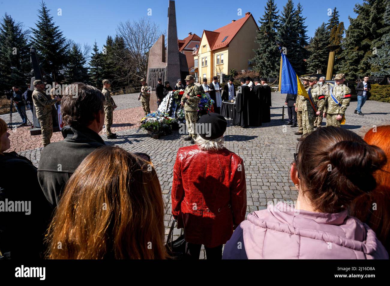 USCHHOROD, UKRAINE - 22. MÄRZ 2022 - die Menschen erweisen dem ukrainischen Marinesoldaten Shandor Kish, der in Ochakiv, Region Mykolaiv, ON, starb, ihre letzte Ehre Stockfoto