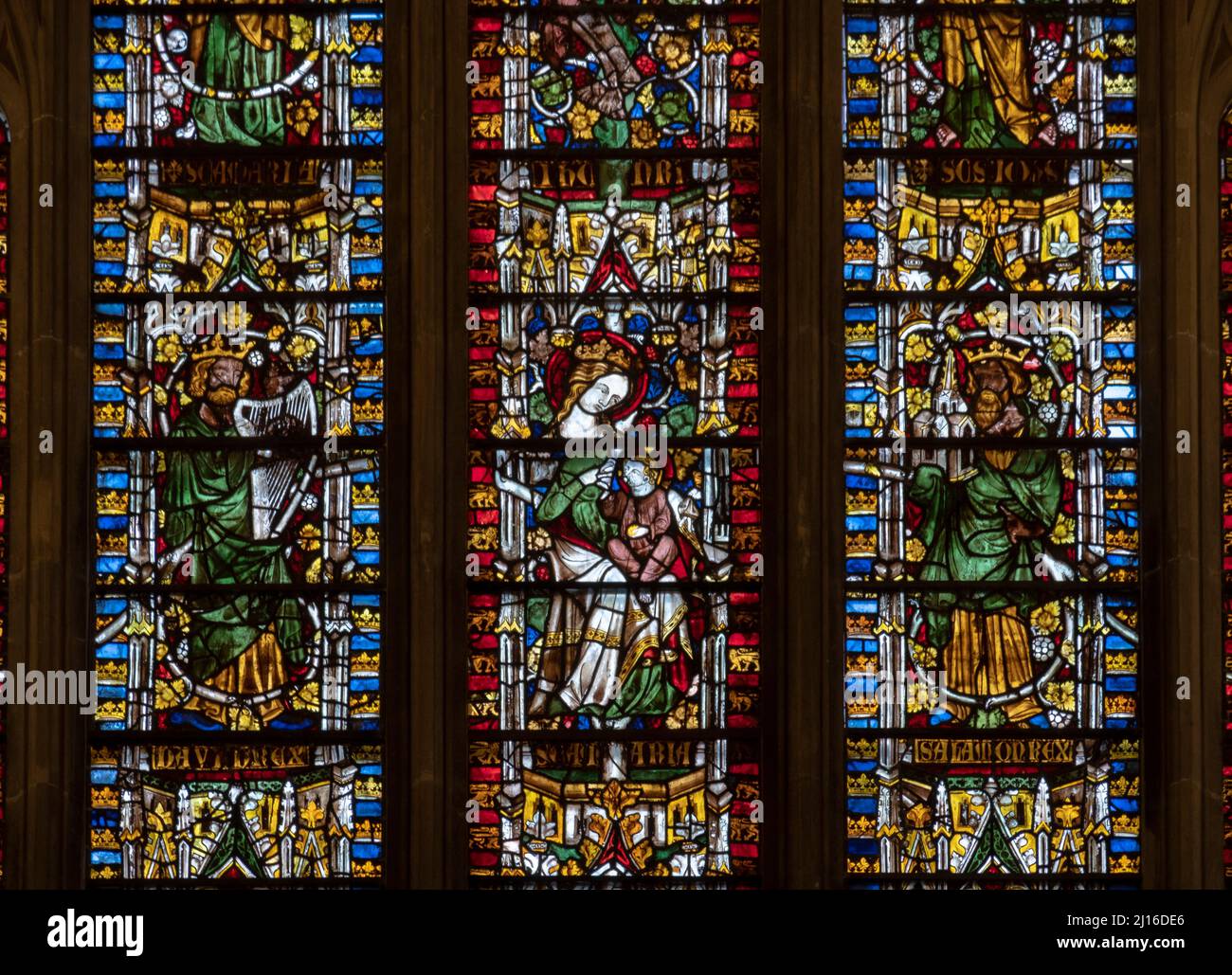 Wells, Cathedral, Jesse-Fenster im Chor, Detail Maria mit Kind, König David (links) und König Salomo , St., Sankt, Saint Stockfoto
