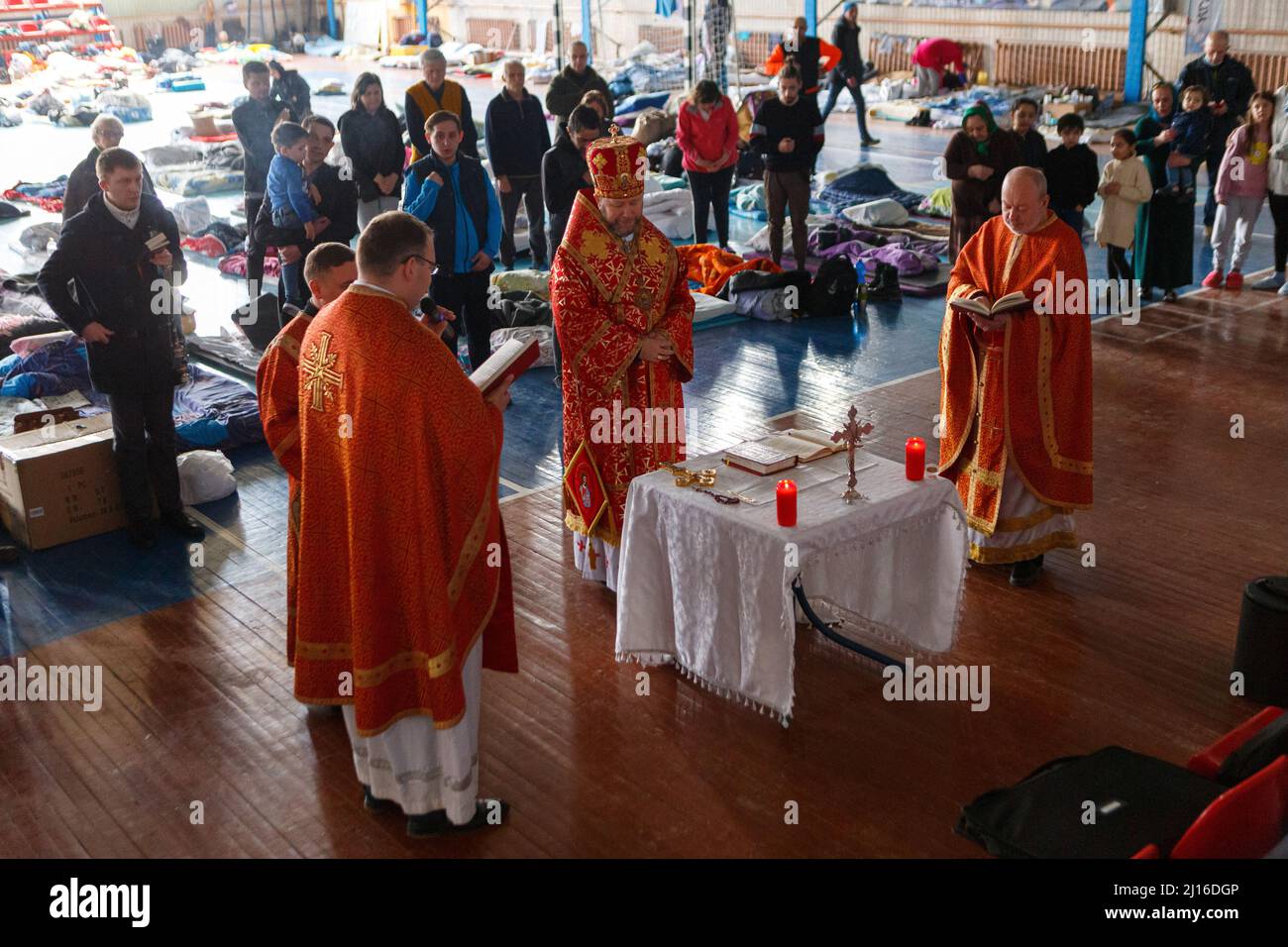 UZHHOROD, UKRAINE - 20. MÄRZ 2022 - Bischof der Ukrainischen Griechisch-Katholischen Kirche (UGCC) Nil hält einen Gottesdienst in einem Sportkomplex, der jetzt zu Hause ist Stockfoto