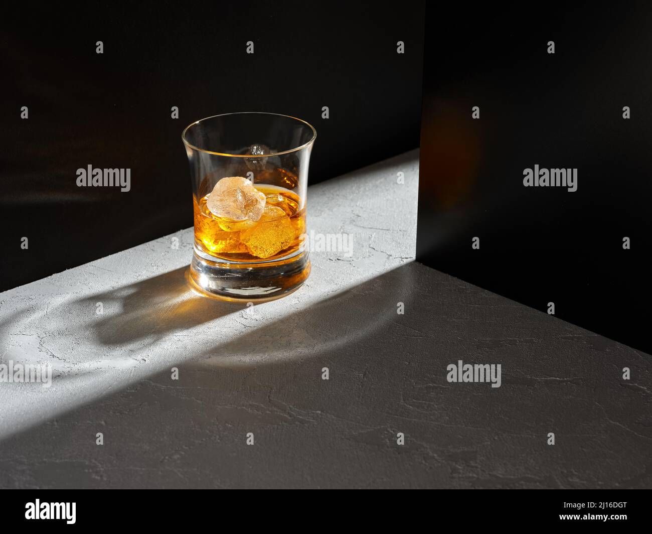 Glas eleganter Whiskey mit Eis. Konzept für harte Getränke. Stockfoto