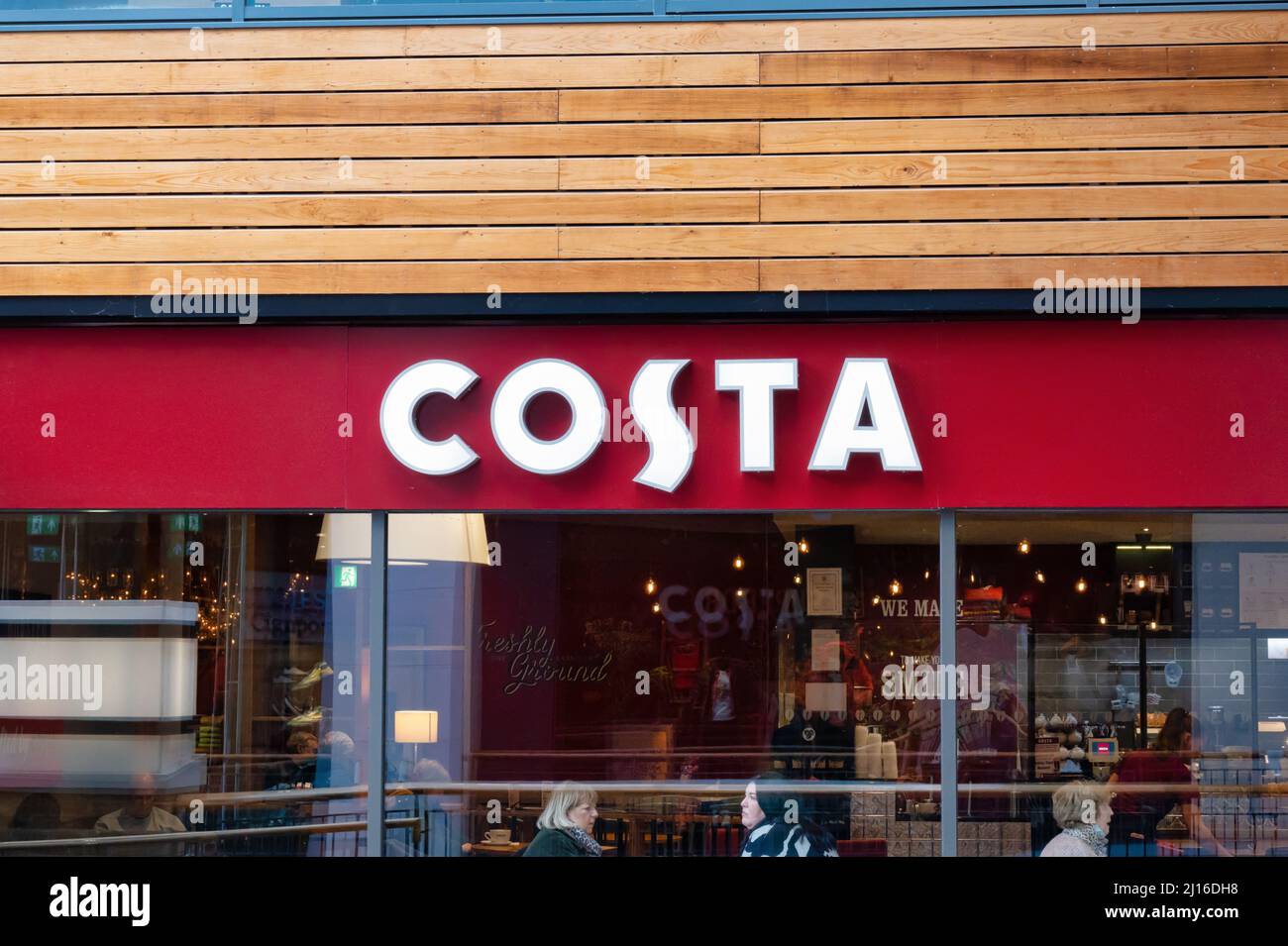 Belfast, Großbritannien - 21. Feb 2022: Costa Coffe-Shop in Belfast Nordirland. Stockfoto