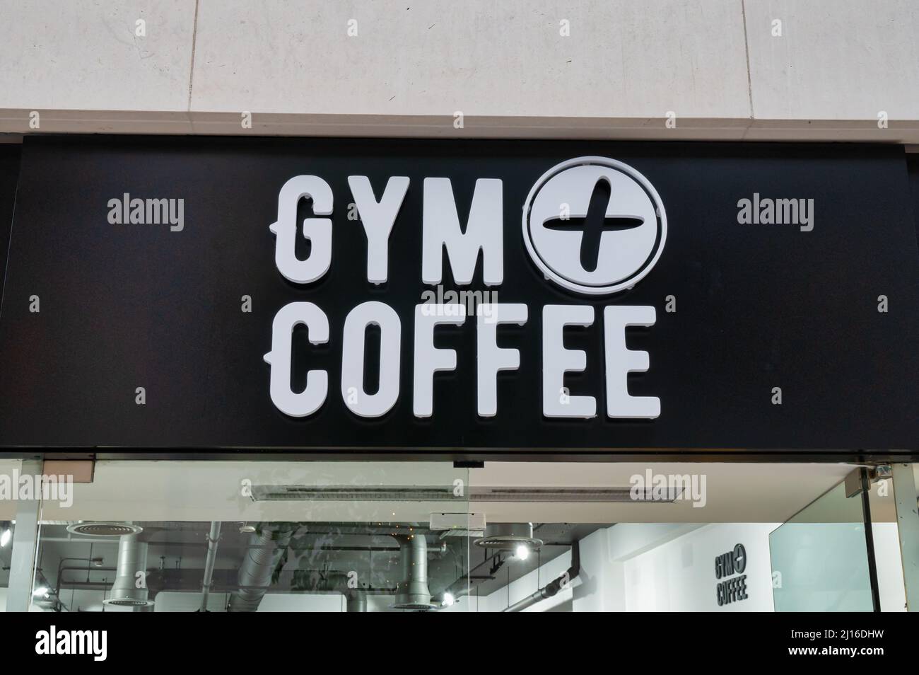 Belfast, Großbritannien – 21. Februar 2022: Das Zeichen für Gym + Coffee in Belfast, Nordirland. Stockfoto