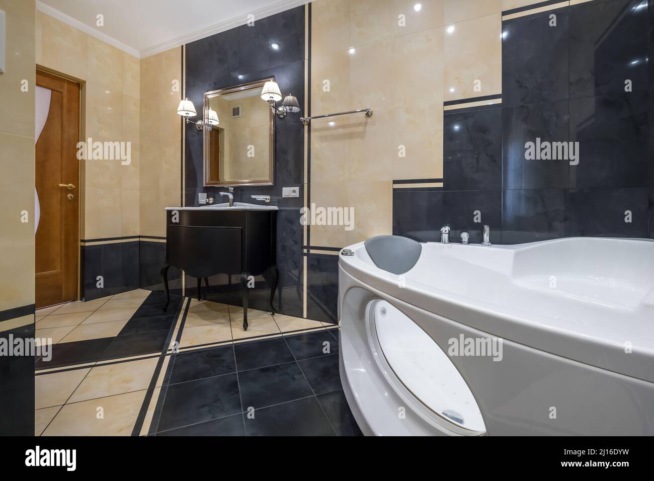 Wasserhahn aus Metall mit Waschbecken und Wasserhahn zum Einschalten und Regeln von kaltem oder