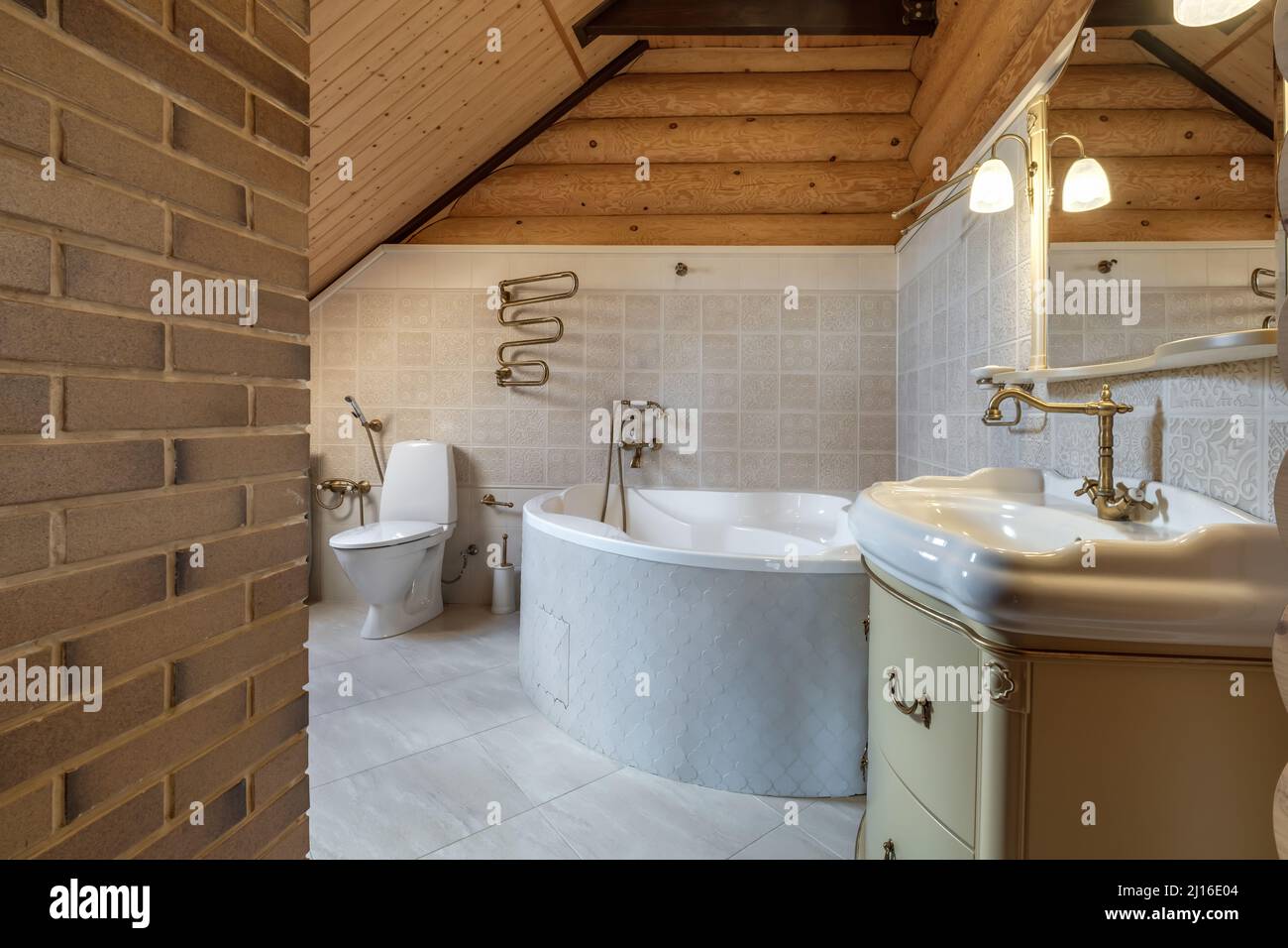 Wasserhahn aus Metall mit Waschbecken und Wasserhahn zum Einschalten und Regeln von kaltem oder