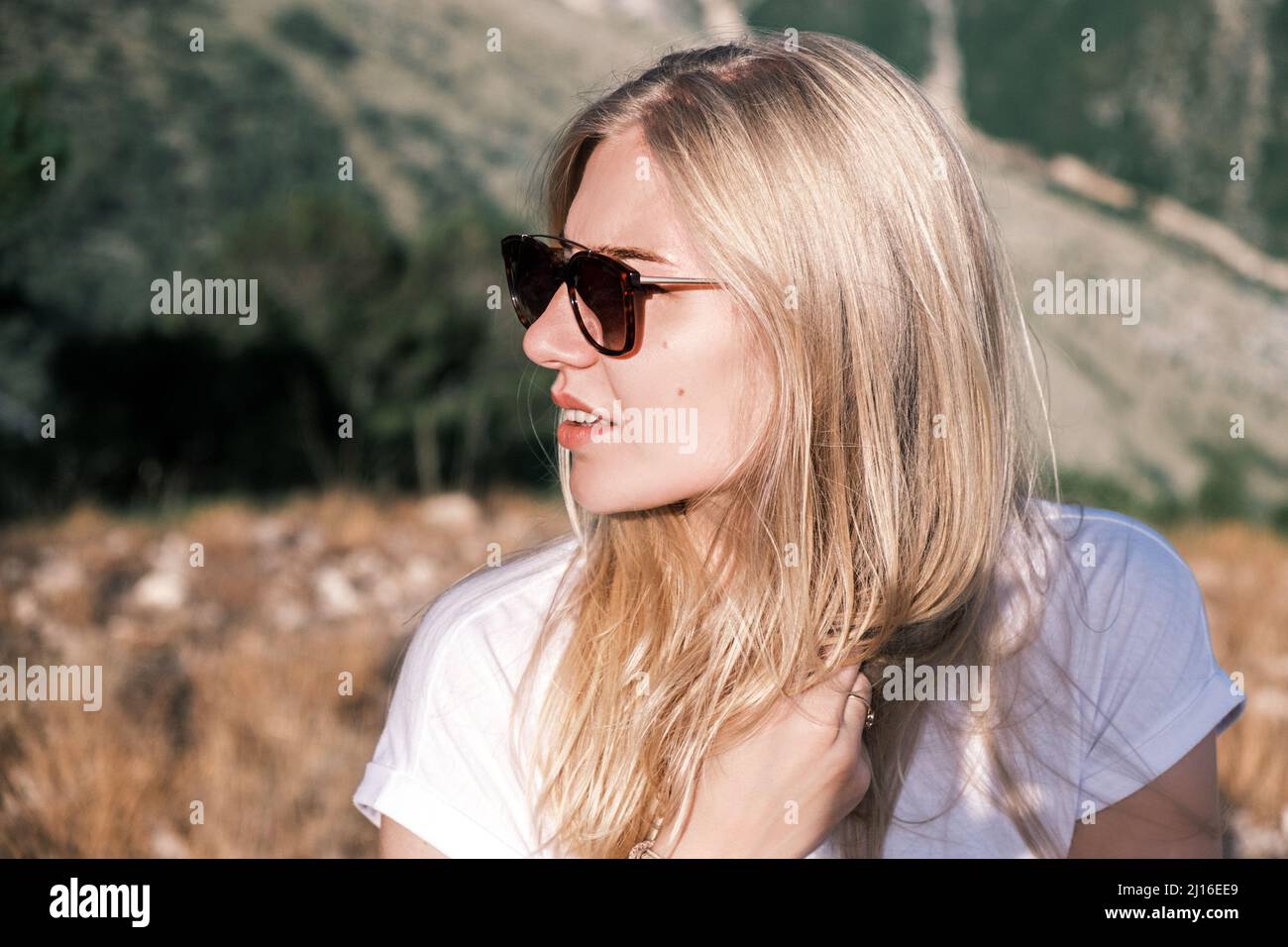 Portrait selbstbewusst Mädchen sieht in Sonnenbrillen vor dem Hintergrund der Natur an einem sonnigen Tag Stockfoto