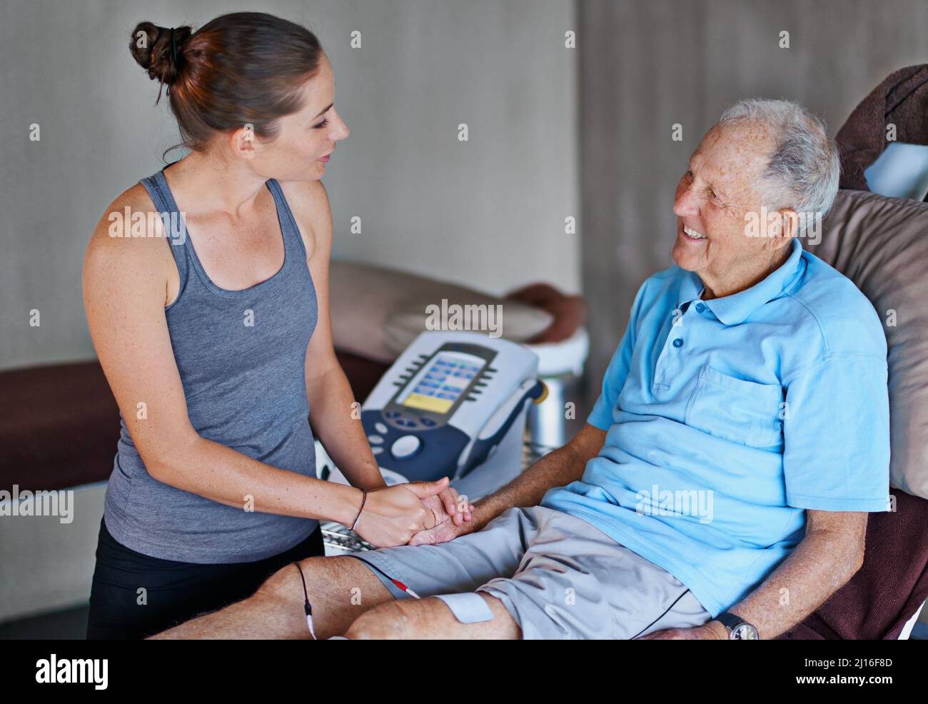 Wie fühlen Sie sich. Aufnahme eines älteren Mannes, der eine Physiotherapie-Sitzung hatte. Stockfoto