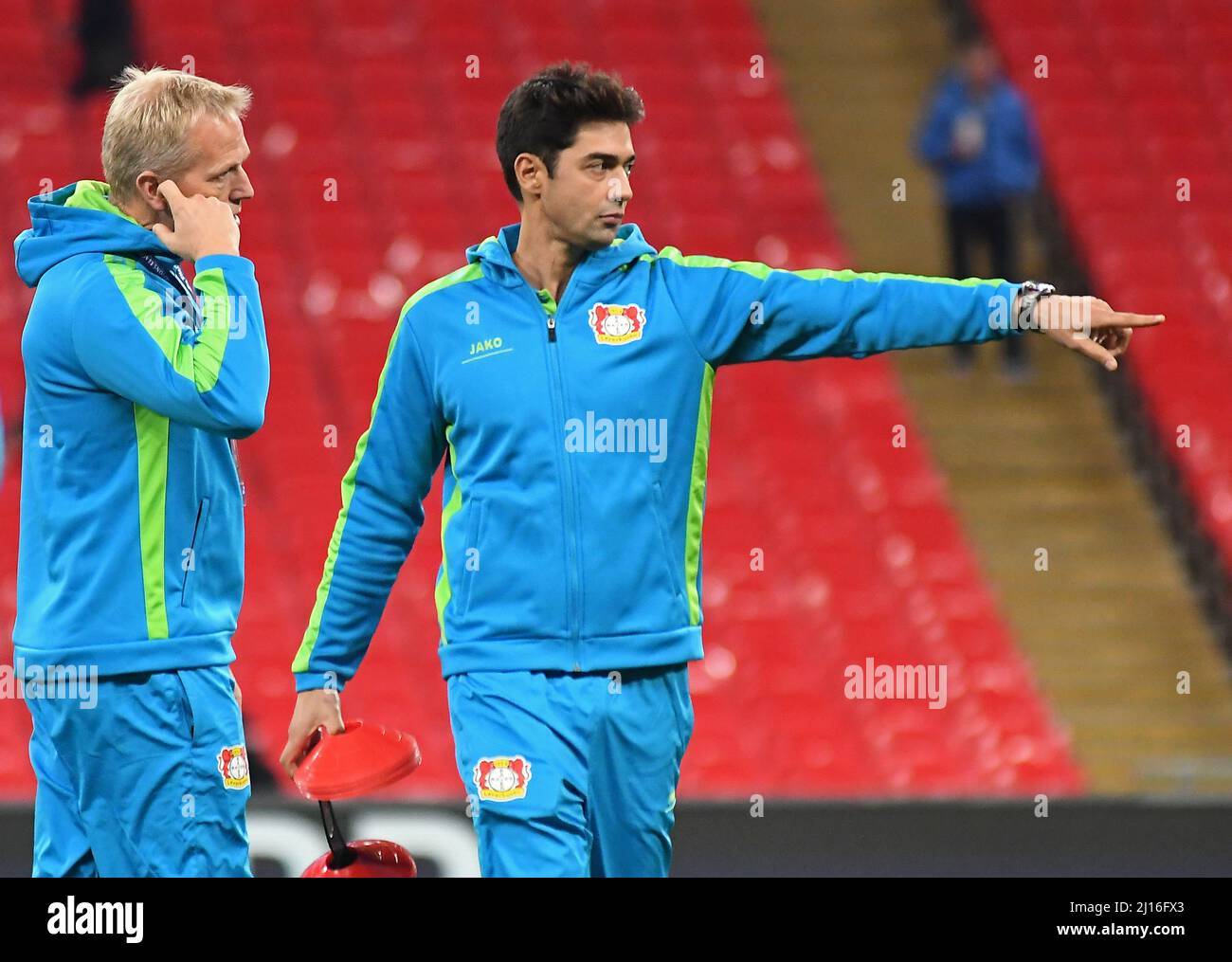 LONDON, ENGLAND - 2. NOVEMBER 2016: Leverkusener Spieler vor dem UEFA Champions League-Spiel der Gruppe E zwischen Tottenham Hotspur und Bayern Leverkusen im Wembley-Stadion. Copyright: Cosmin Iftode/Picstaff Stockfoto