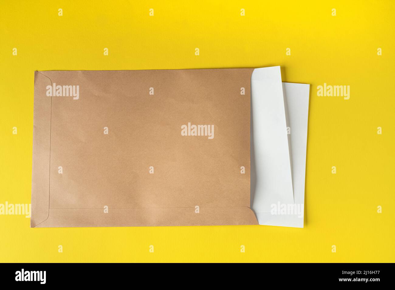 Ein brauner Papierumschlag mit einigen weißen Blättern Stockfoto