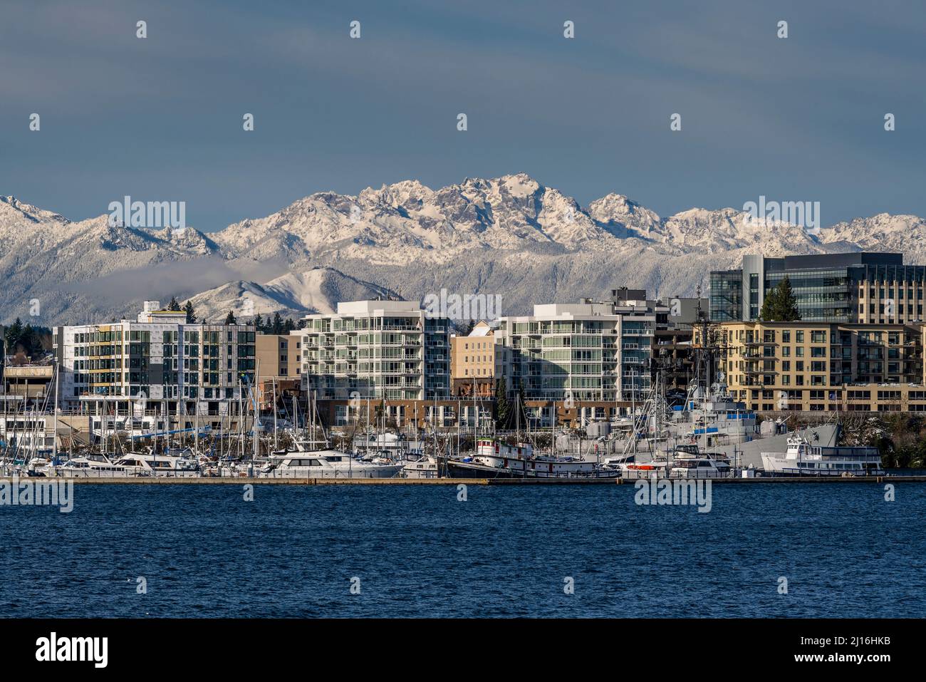 City Skyline mit verschneiten Bergen der Olympischen Halbinsel im Hintergrund, Bremerton, Washington, USA Stockfoto