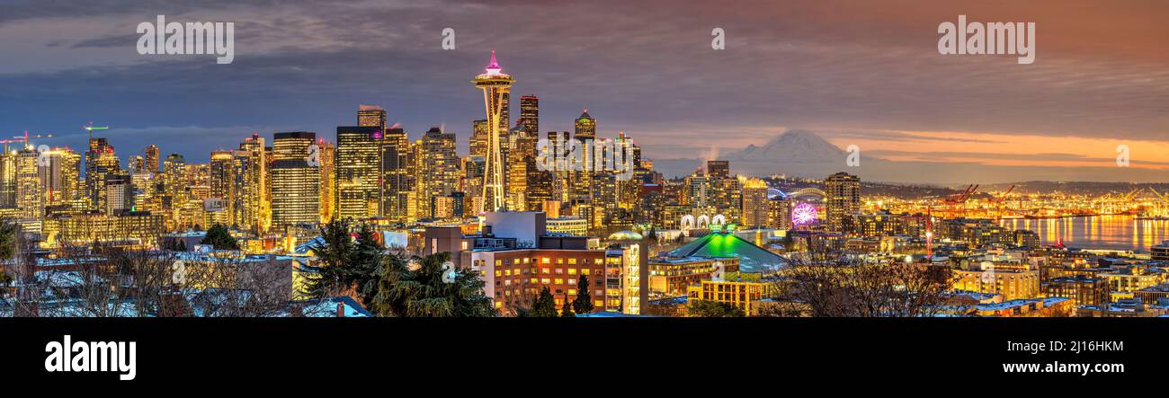 Bei Nacht Panoramablick über die Skyline der Innenstadt mit der ikonischen Space Needle im Vordergrund, Seattle, Washington, USA Stockfoto