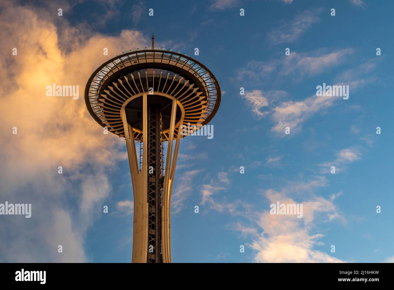 Space Needle bei Sonnenuntergang, Seattle Center, Seattle, Washington, USA Stockfoto