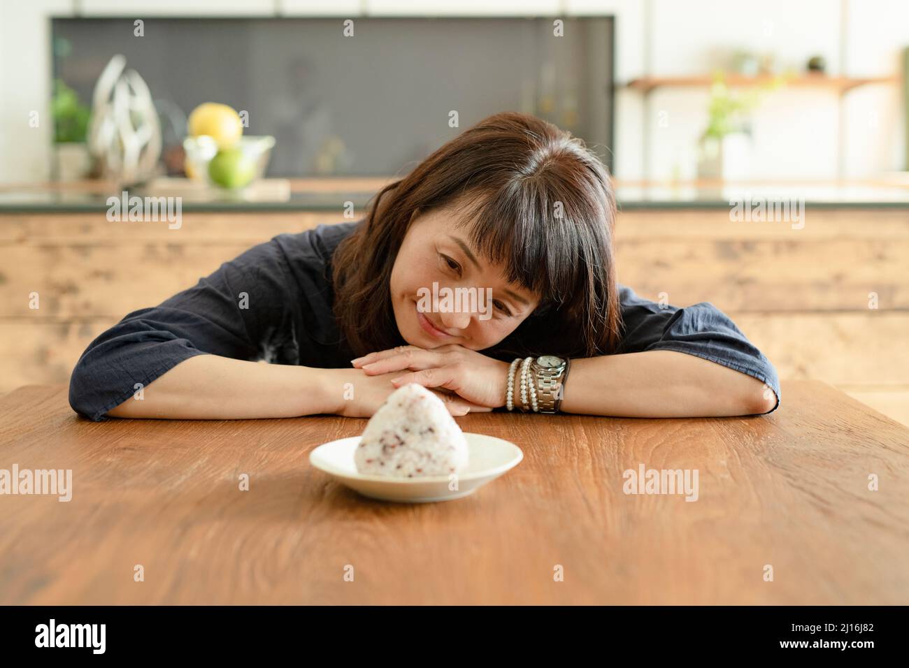Mehrkorn-Reisball und Frau Stockfoto