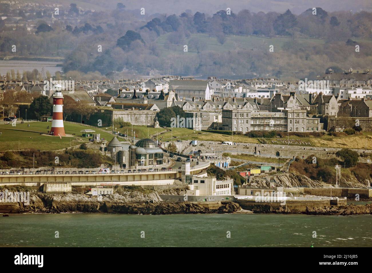 Plymouth Hoe in einer Longshot vom Mount Edgcumbe, Tinside Lido und Schwimmeinrichtungen sowie der Dome, Cafés und Smeaton's Tower sind im Preis inbegriffen Stockfoto