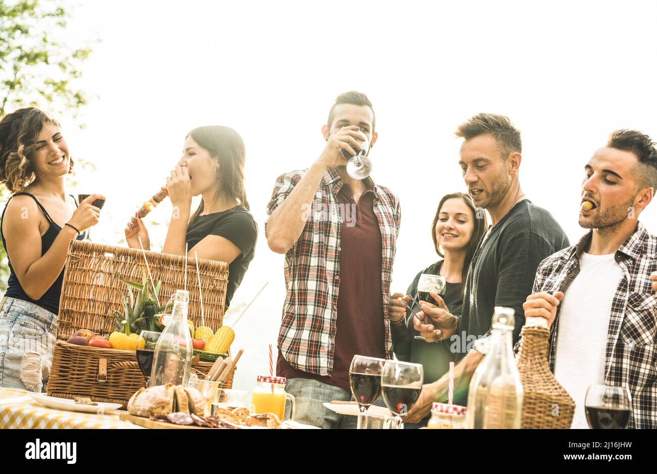 Junge Freunde haben Spaß im Freien trinken Rotwein und reden auf Grillparty - Glückliche Menschen essen lokale Küche im Land-Restaurant - Jugend Stockfoto