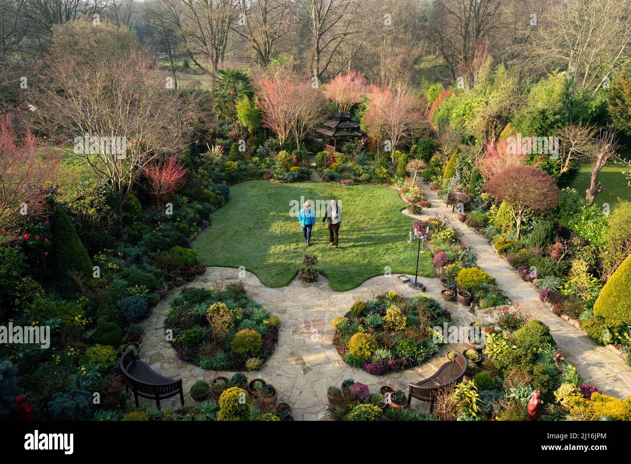 Das Rentnerpaar Tony und Marie Newton in ihrem vier Jahreszeiten Garten, als der Frühling in ihrem Haus in Walsall, West Midlands, beginnt. Bilddatum: Mittwoch, 23. März 2022. Stockfoto