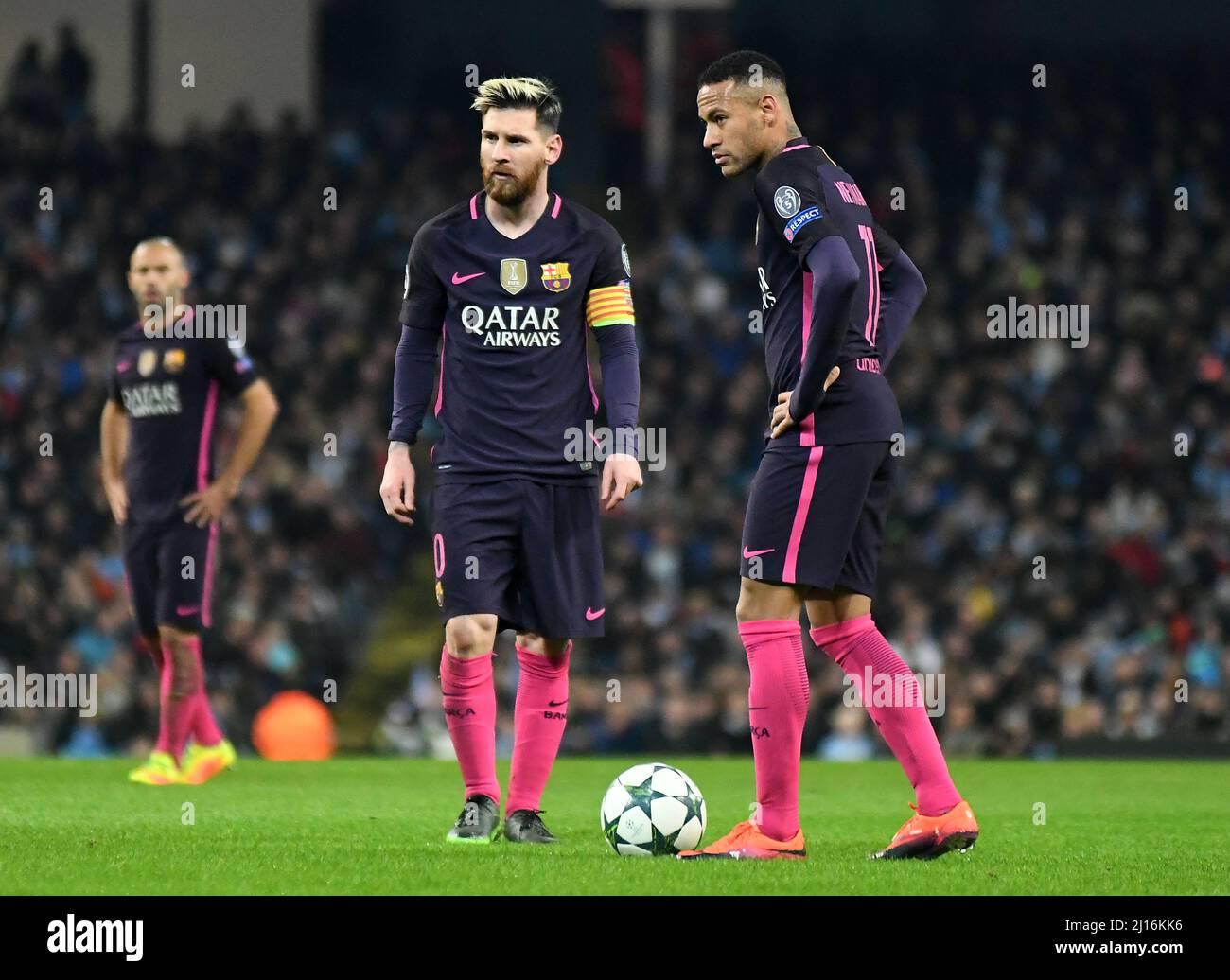 MANCHESTER, ENGLAND - 1. NOVEMBER 2016: Lionel Messi (L) und Neymar Jr. (R) aus Barcelona während des UEFA Champions League-Spiels der Gruppe C zwischen Manchester City und dem FC Barcelona im City of Manchester Stadium. Copyright: Cosmin Iftode/Picstaff Stockfoto
