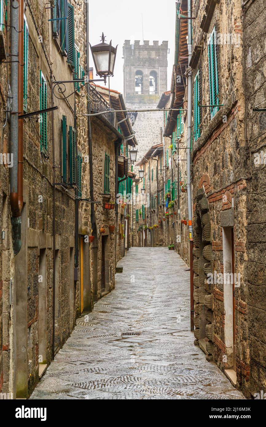 Gasse in einer italienischen Altstadt Stockfoto