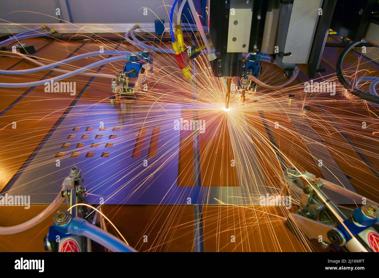 Hochpräzise Laserschneidmaschine bei der Arbeit Stockfoto
