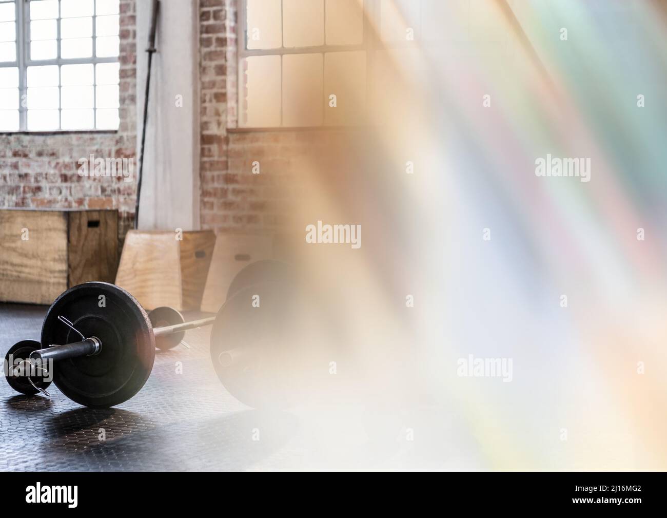 Blur mit Stretcheffekt gegen Fitnessgeräte im Fitnessstudio Stockfoto