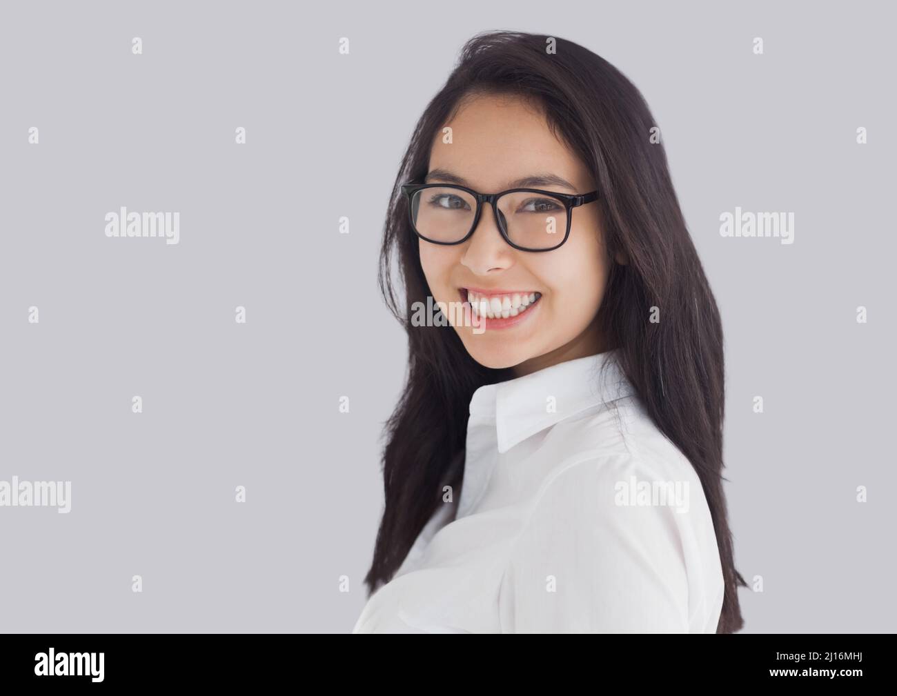 Porträt einer asiatischen Frau, die vor dem Kopierraum auf rosa Hintergrund lächelt Stockfoto