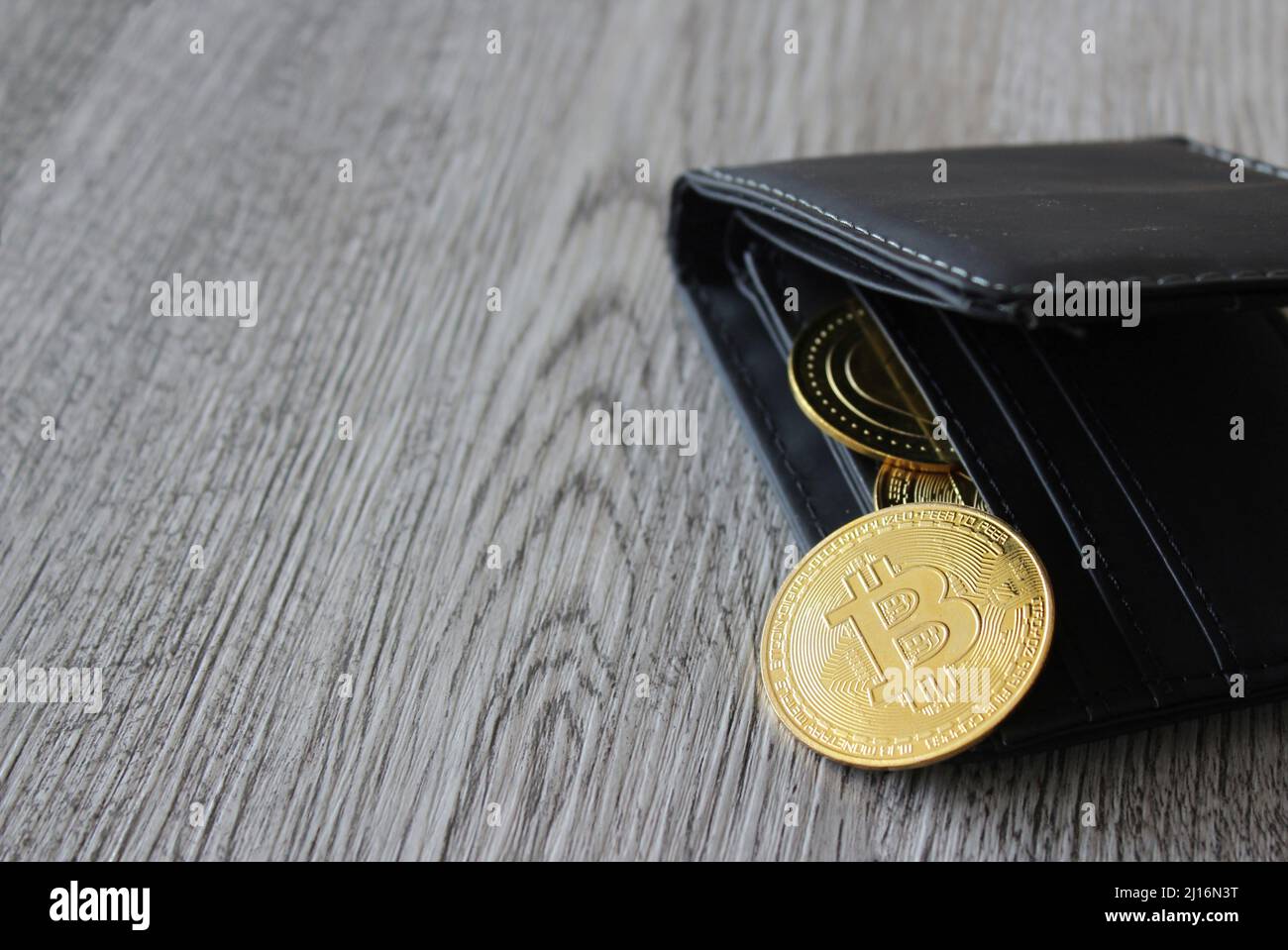 Bitcoin und Brieftasche mit Kopierplatz. Kryptowährung, digitale Brieftasche, E-Wallet-Konzept. Stockfoto