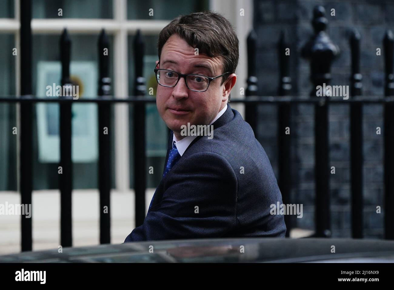 Der Finanzminister Simon Clarke kommt zu einer Kabinettssitzung in der Downing Street in London an. Bilddatum: Mittwoch, 23. März 2022. Stockfoto