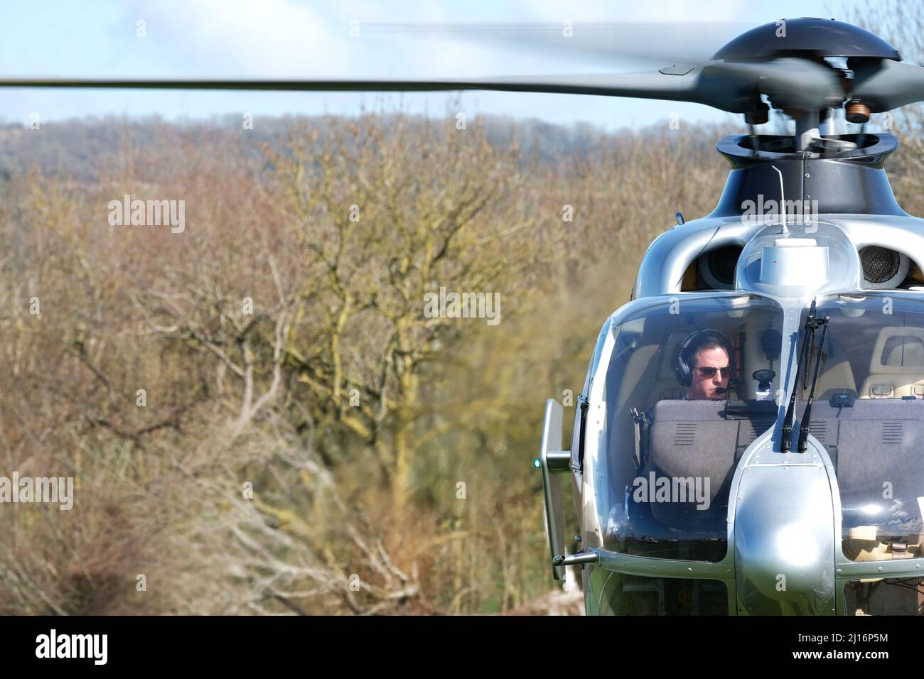 Hubschrauberpilot mit einem Eurocopter EC135 T1 mit Copyspace Stockfoto