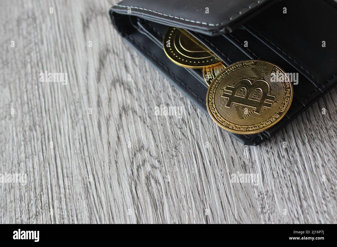 Bitcoin und Brieftasche mit Kopierplatz. Kryptowährung, digitale Brieftasche, E-Wallet-Konzept. Stockfoto