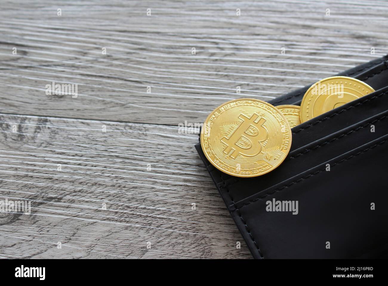 Bitcoin und Brieftasche mit Kopierplatz. Kryptowährung, digitale Brieftasche, E-Wallet-Konzept. Stockfoto