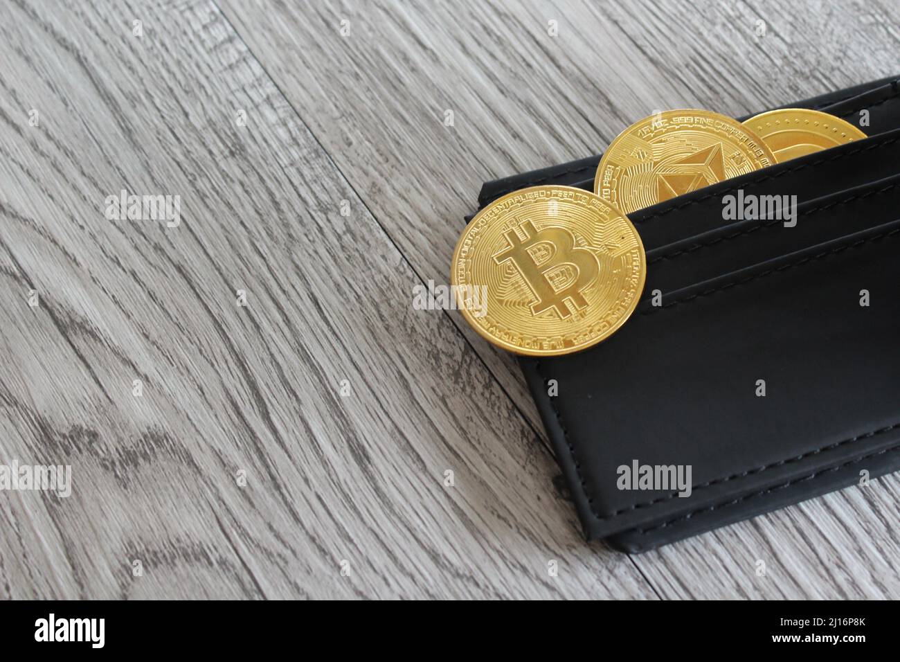 Bitcoin und Brieftasche mit Kopierplatz. Kryptowährung, digitale Brieftasche, E-Wallet-Konzept. Stockfoto