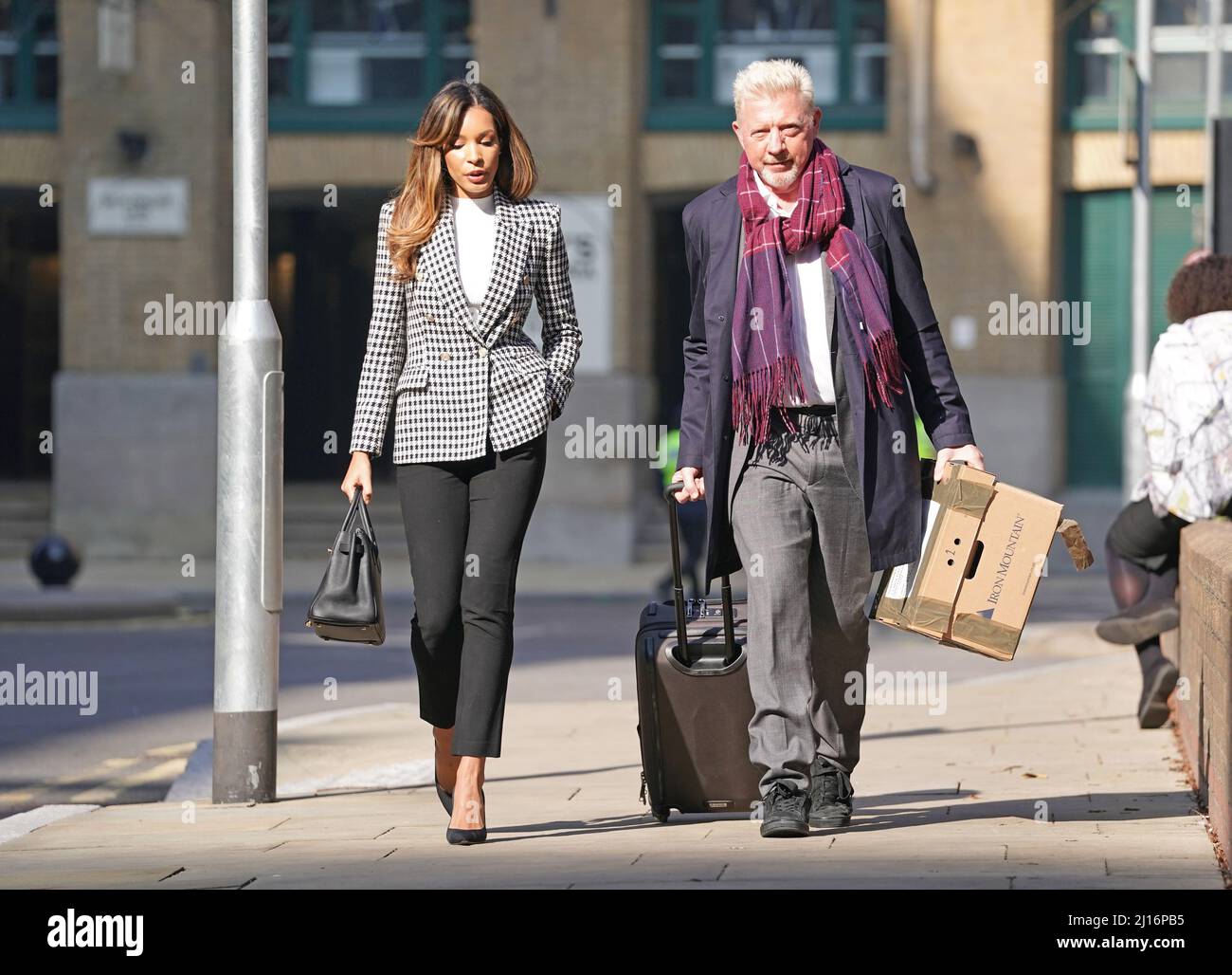 Boris Becker trifft am Southwark Crown Court ein, als er wegen seiner Insolvenz vor Gericht gestellt wird. Dem ehemaligen Wimbledon-Champion wird vorgeworfen, Gelder zu verbergen und keine Trophäen zur Begleichung seiner Schulden zu übergeben. Bilddatum: Mittwoch, 23. März 2022. Stockfoto