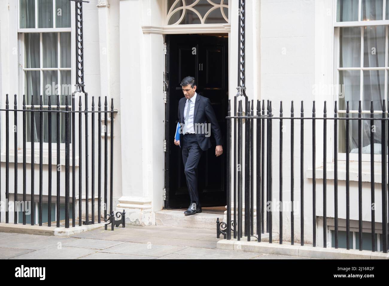 London, Großbritannien. 23. März 2022. Der Abgeordnete Rishi Sunak, Schatzkanzler, vor der Downing Street 11, bevor er seine Frühjahrserklärung vor dem Parlament abgab. Quelle: Malcolm Park/Alamy Live News. Quelle: Malcolm Park/Alamy Live News Stockfoto