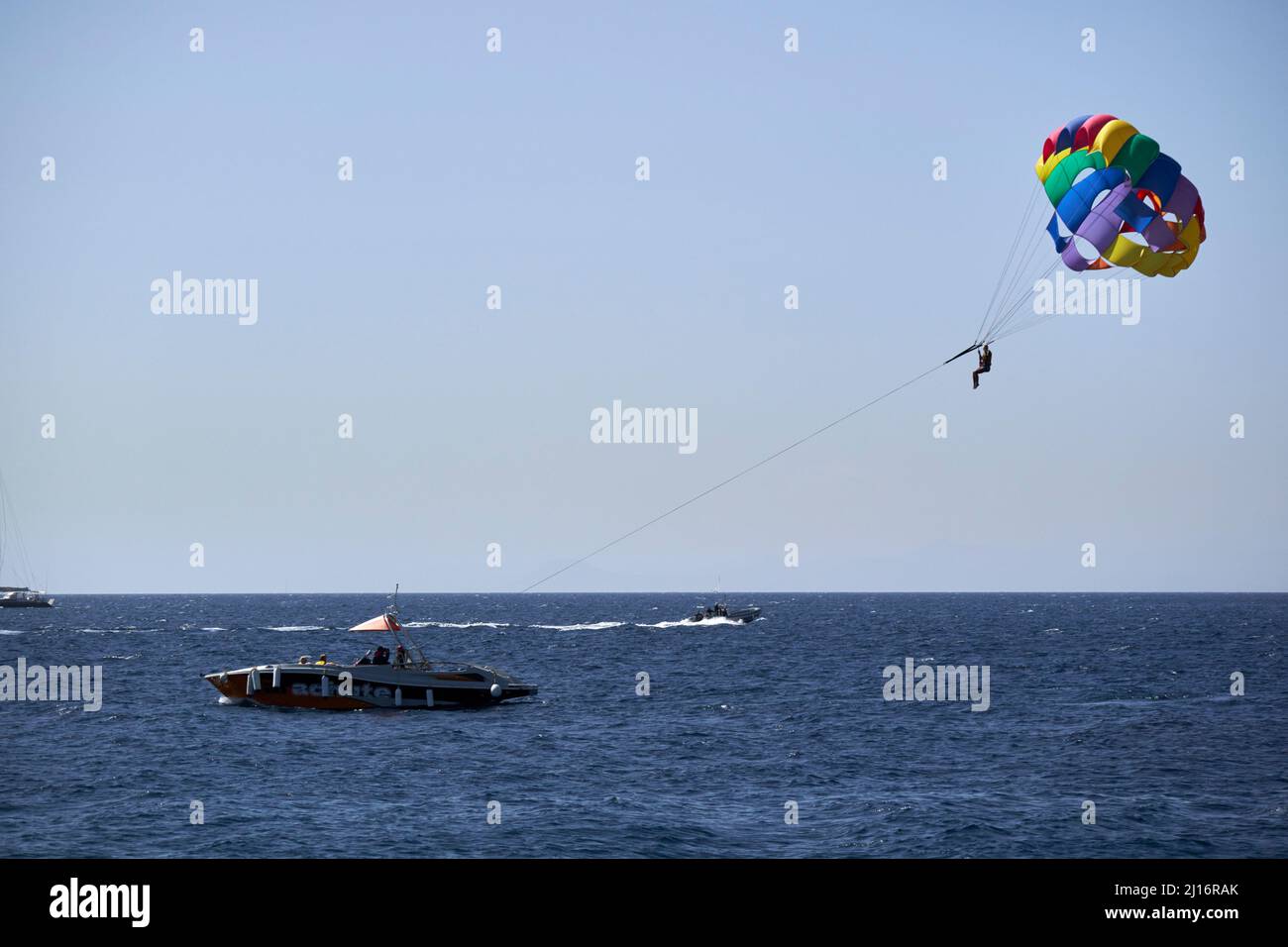 Parascending im Urlaub in puerto del carmen lanzarote kanarische Inseln spanien Stockfoto