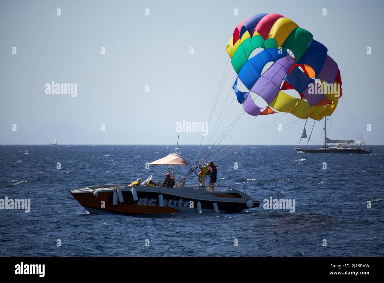 Parascending im Urlaub in puerto del carmen lanzarote kanarische Inseln spanien Stockfoto