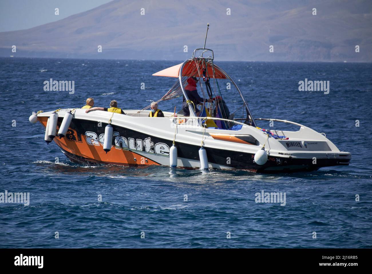 Parasteigendes Boot im Urlaub in puerto del carmen lanzarote kanarische Inseln spanien Stockfoto