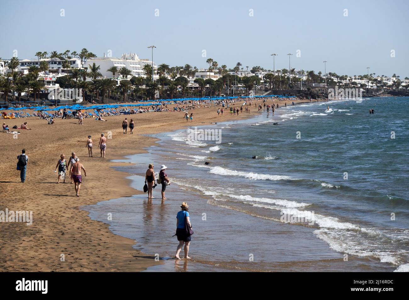 Beliebter strand playa grande in puerto del carmen lanzarote kanarische Inseln spanien Stockfoto
