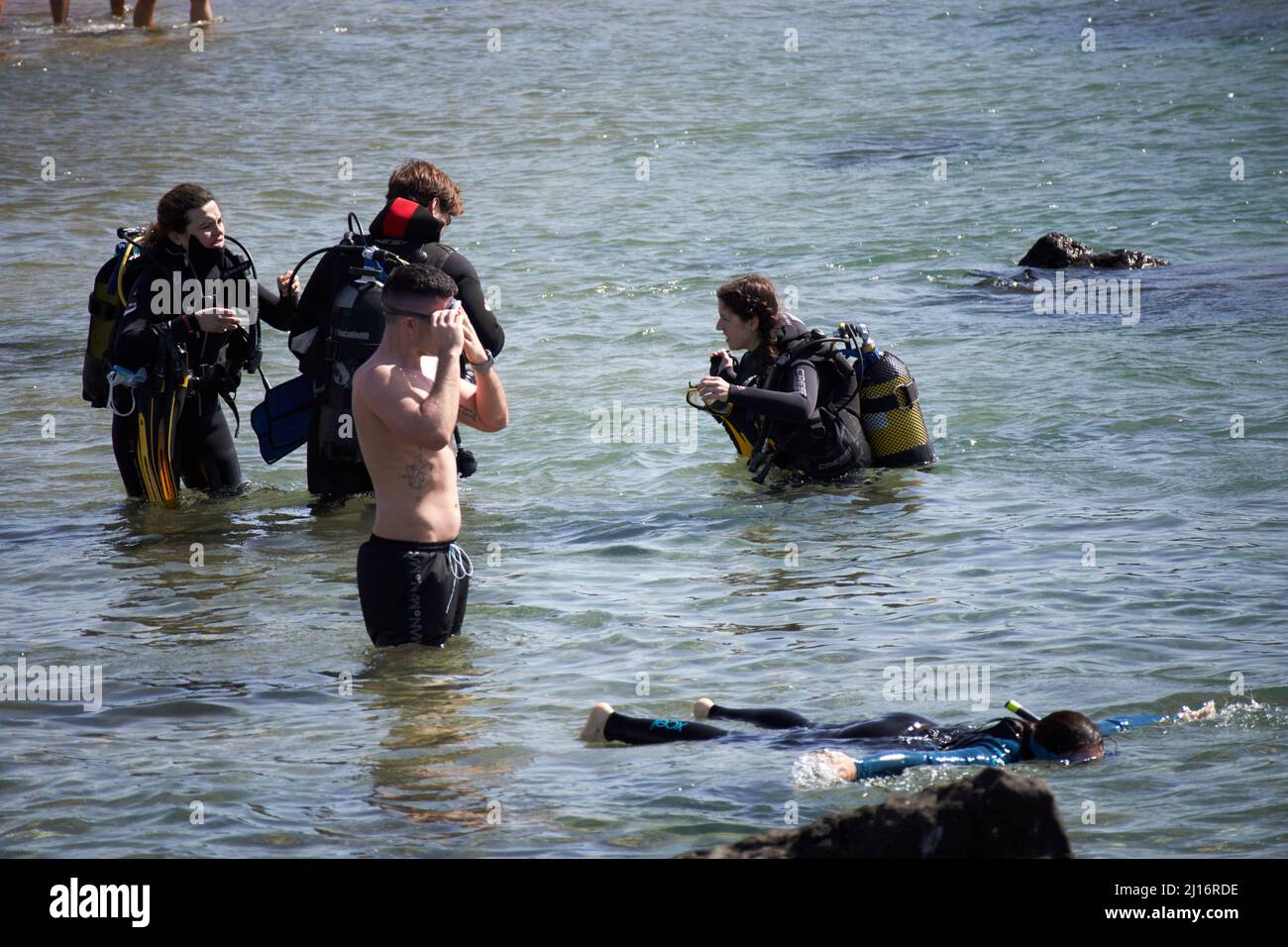 Touristengruppe Tauchstunde in seichtem Wasser vor dem Strand puerto del carmen lanzarote kanarische Inseln spanien Stockfoto