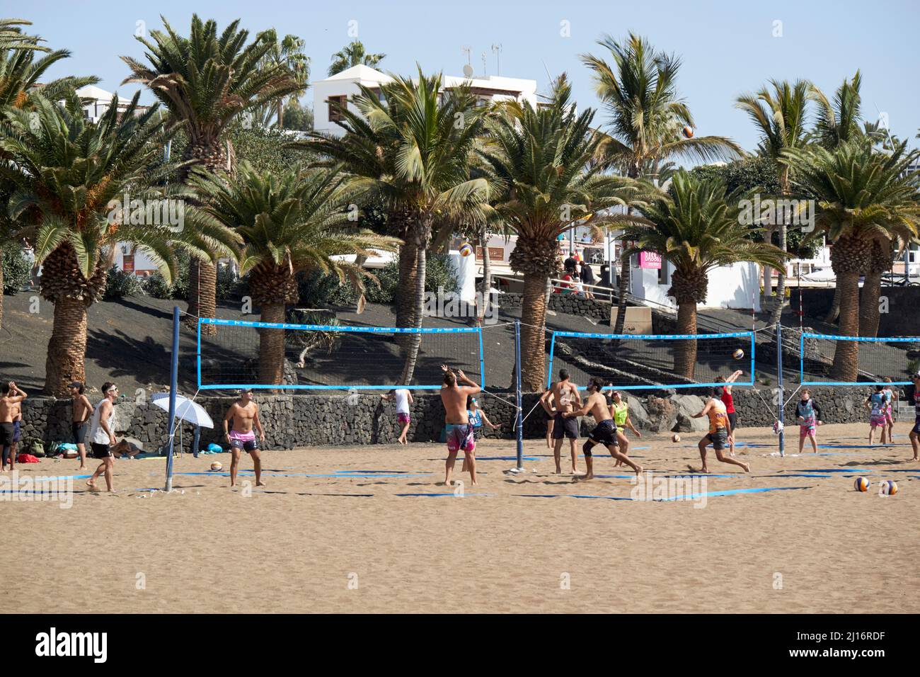 Leute spielen Volleyball am Strand puerto del carmen lanzarote kanarische Inseln spanien Stockfoto
