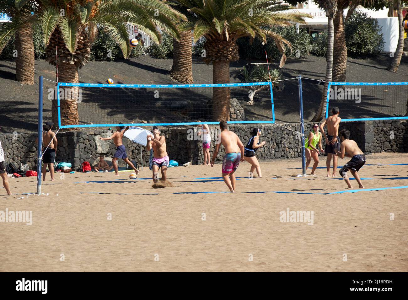 Leute spielen Volleyball am Strand puerto del carmen lanzarote kanarische Inseln spanien Stockfoto