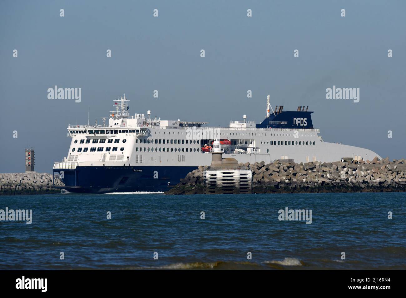 Eine DFDS-Fähre verlässt Calais auf ihrer Reise von Frankreich nach Dover, England Stockfoto