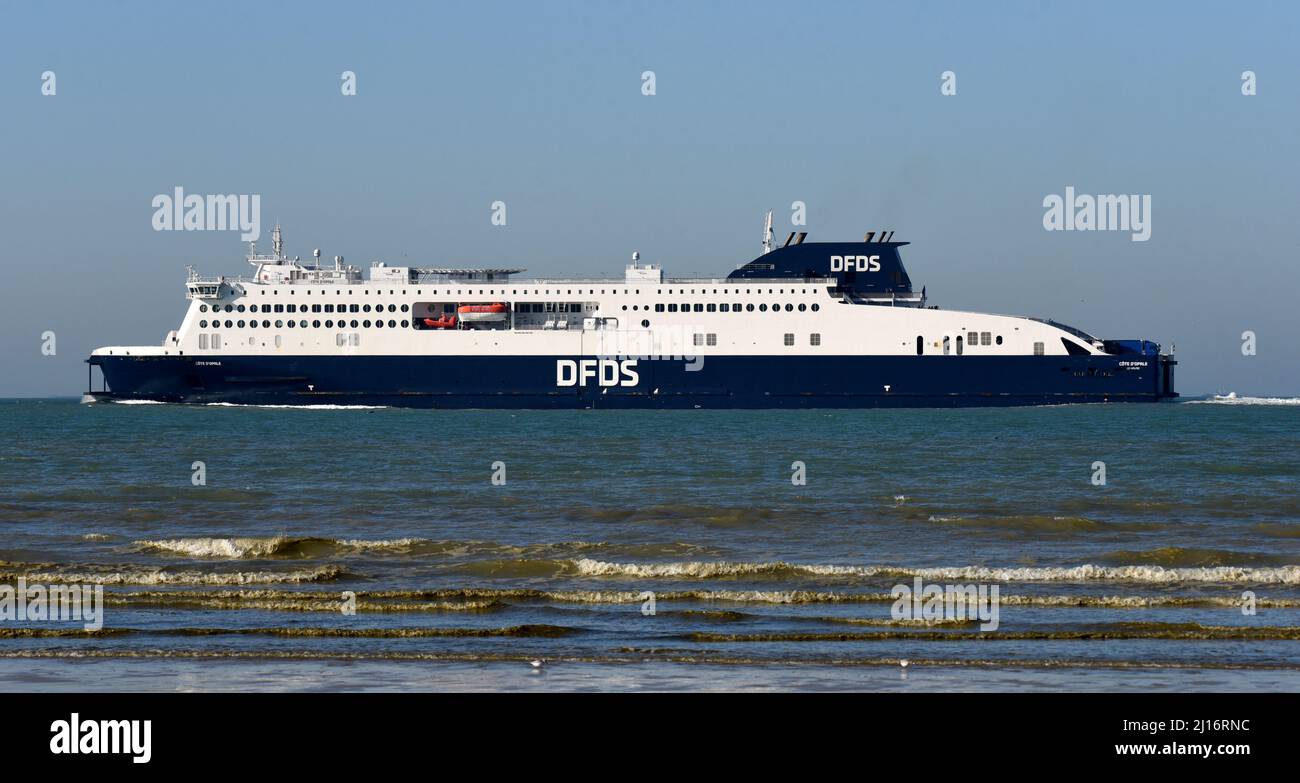 Eine DFDS-Fähre verlässt Calais auf ihrer Reise von Frankreich nach Dover, England Stockfoto